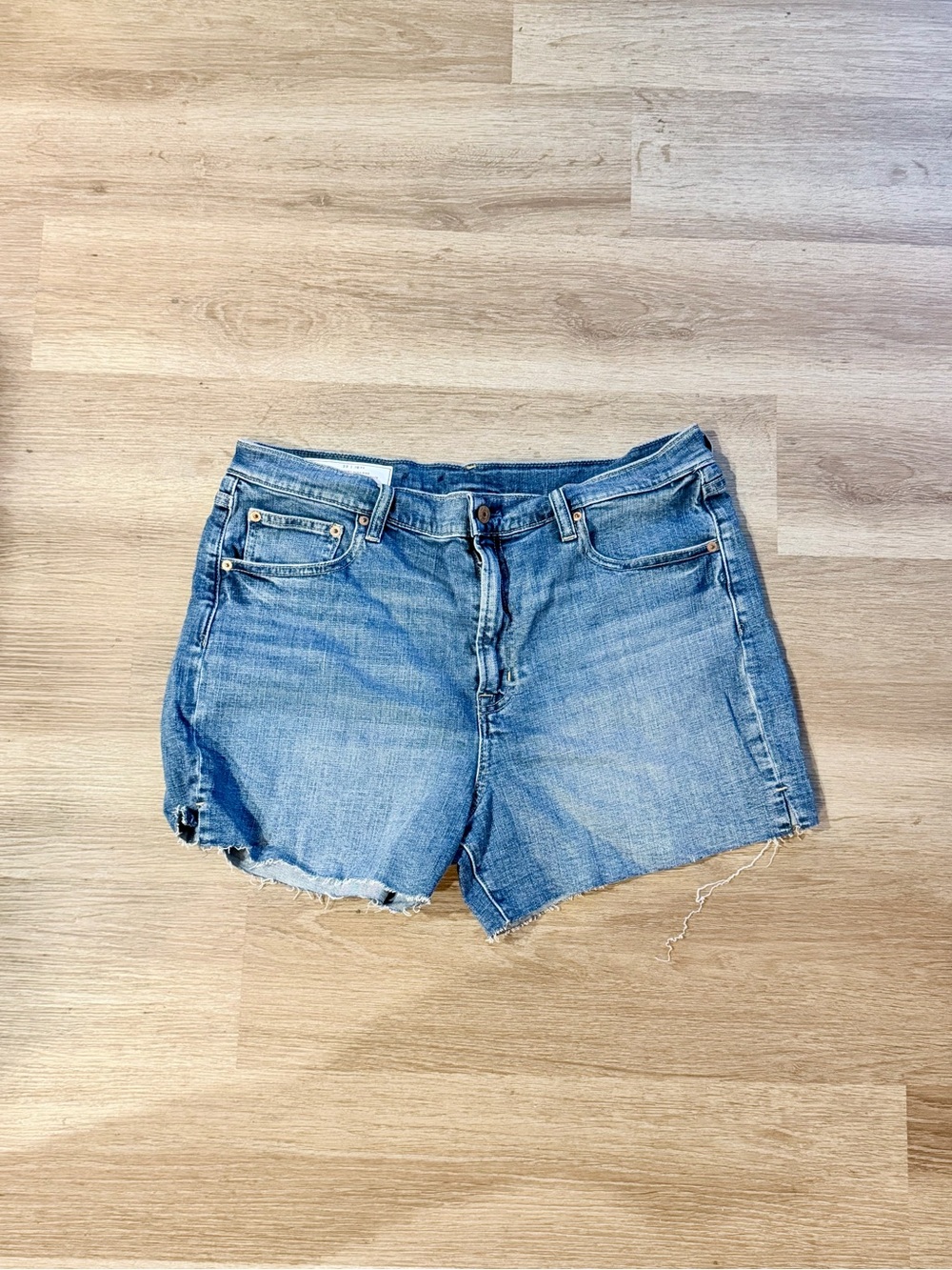 GAP Classic Light Blue denim 4” short High Rise 33